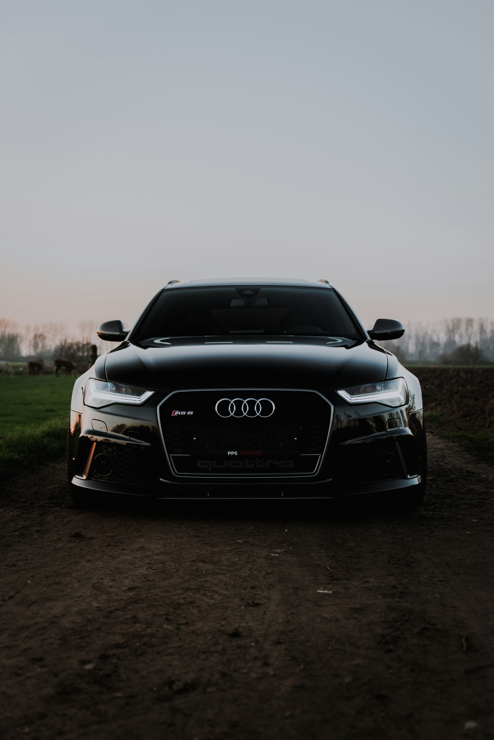 Sort Audi fotograferet forfra
