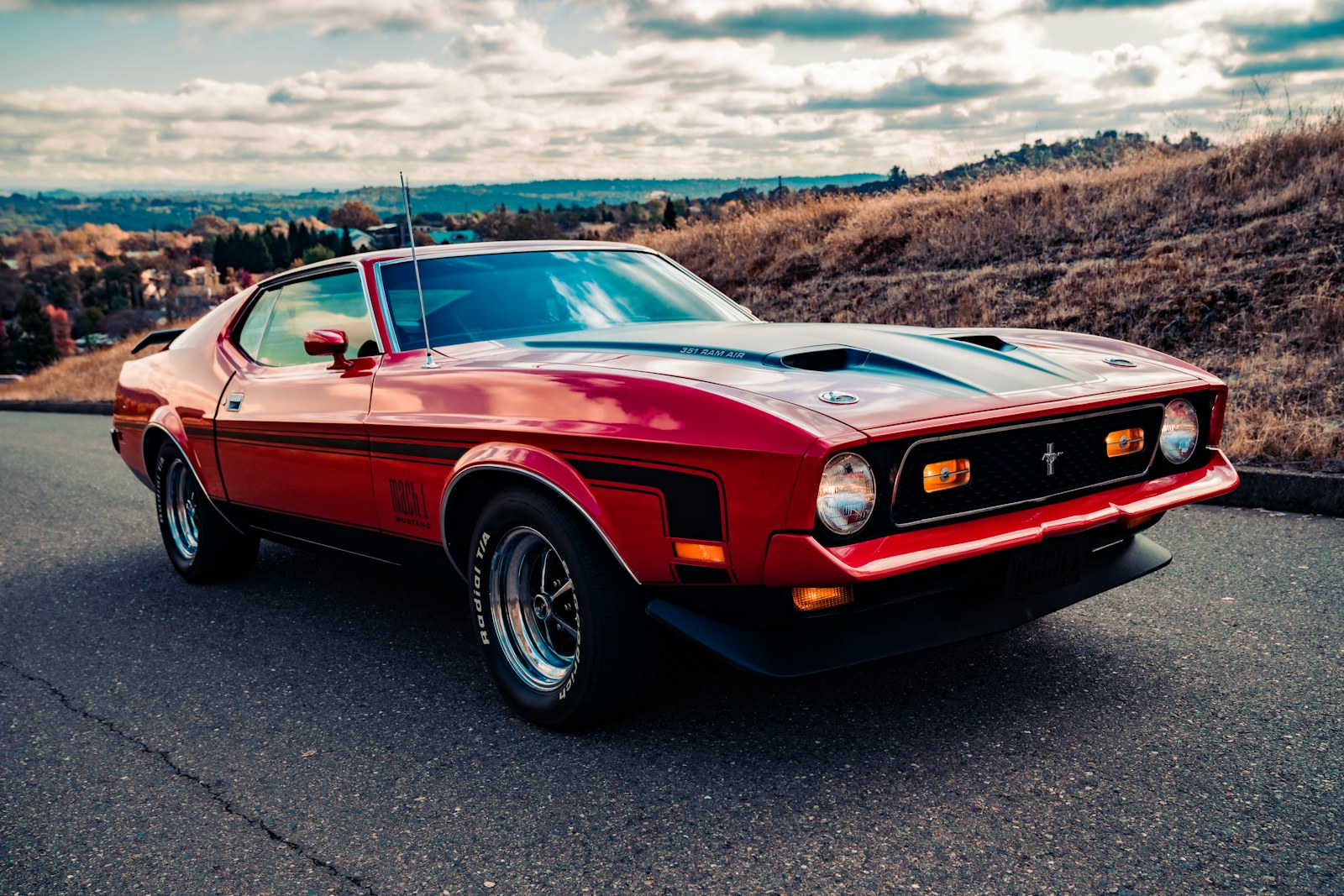 Klassisk rød Ford Mustang på landevej