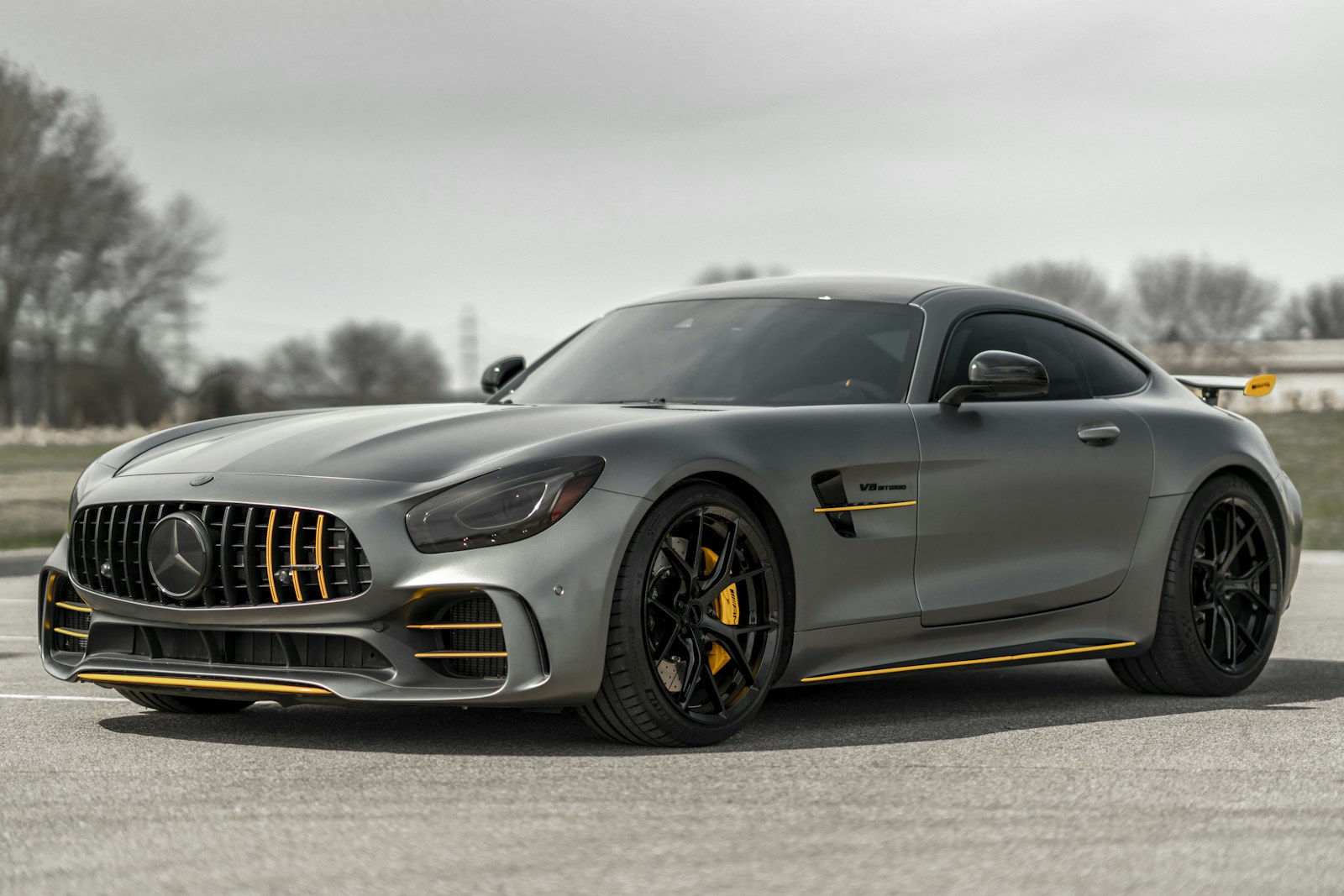 Mercedes-AMG fotograferet på en åben vej