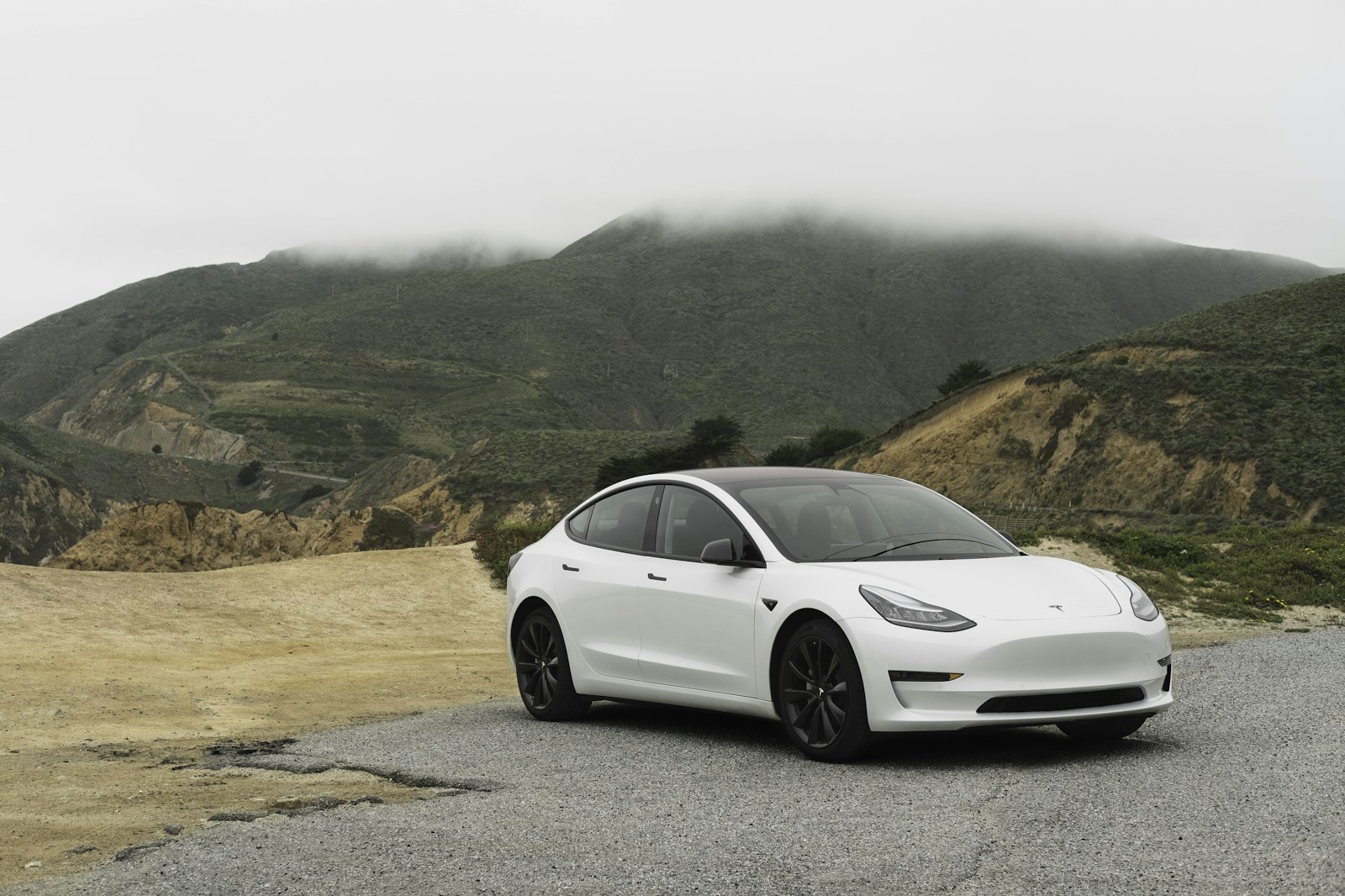 Hvid Tesla ved moderne arkitektur